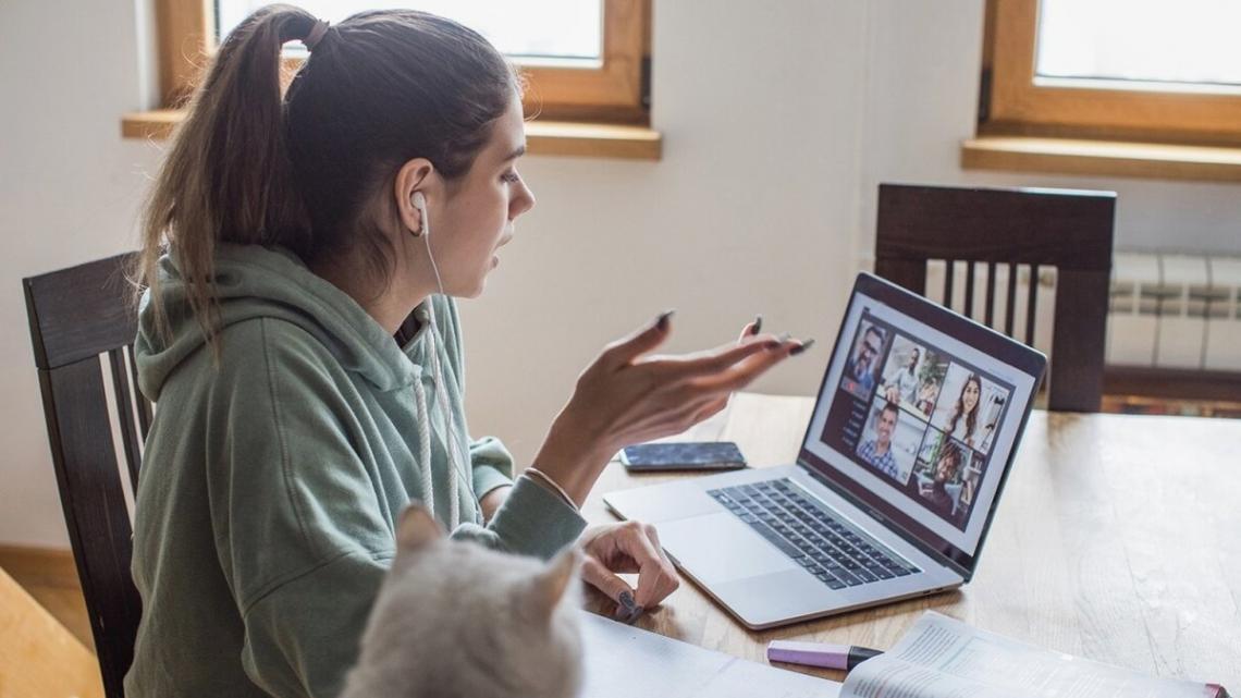 Étudiant travaillant sur des techniques SEO avancées